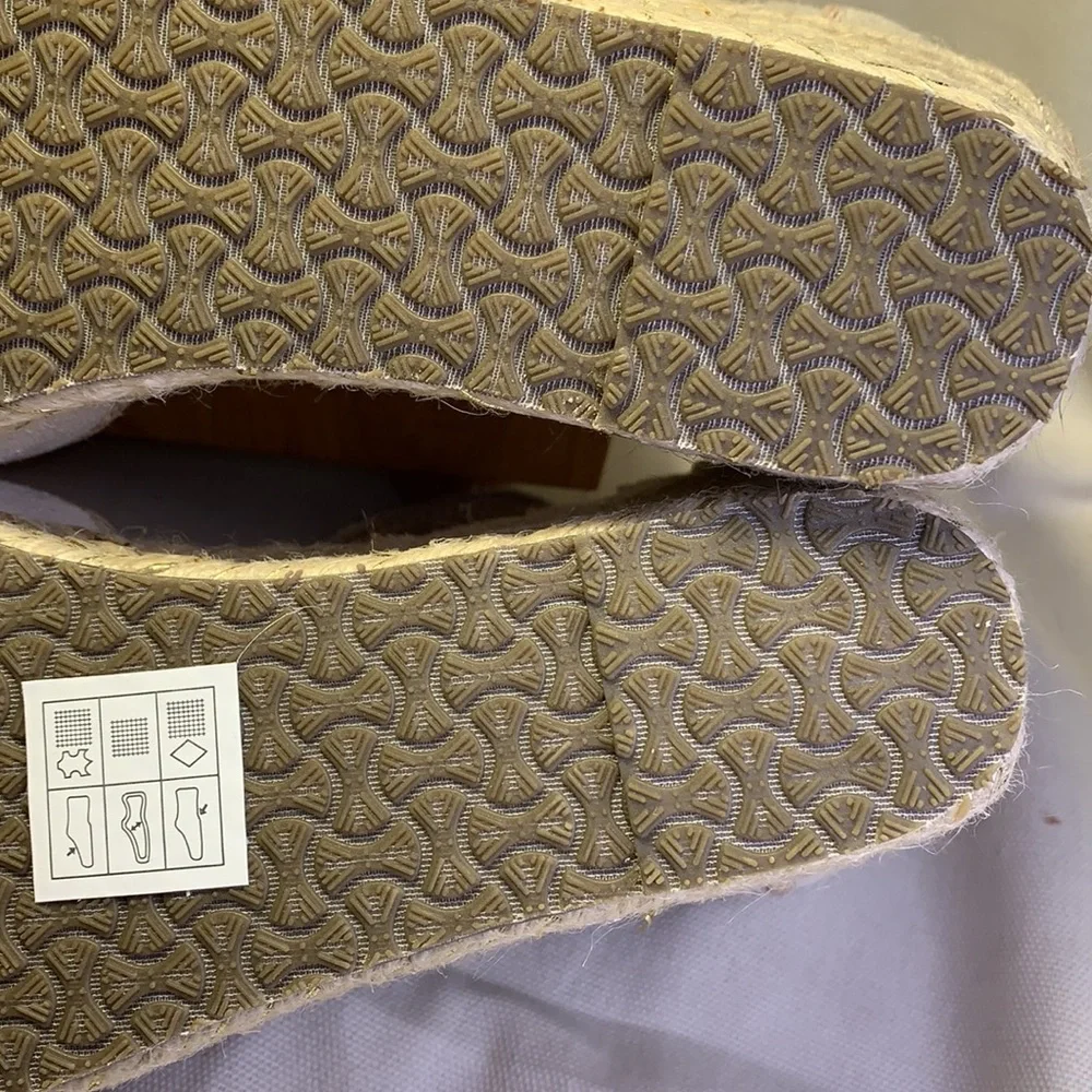NWOT Sketchers wedge sandals, settle holden thread